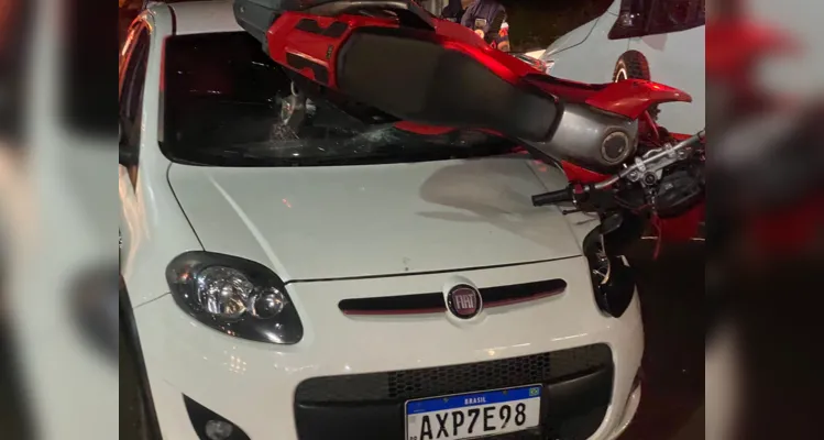 
Após a colisão, a moto ficou parada em cima do automóvel
