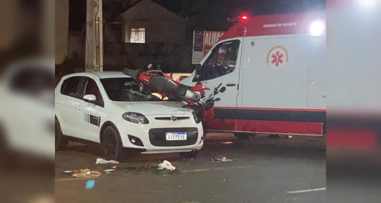 
Após a colisão, a moto ficou parada em cima do automóvel
