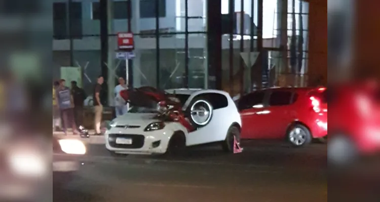 Após a colisão, a moto ficou parada em cima do automóvel
