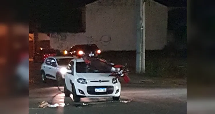 Após a colisão, a moto ficou parada em cima do automóvel
