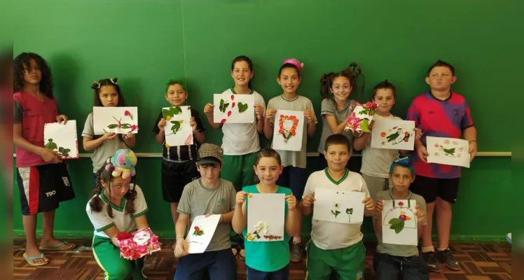 Uma das propostas feitas pelos alunos consistiu na coleta e utilização de flores e folhas em uma montagem que representasse a estação do ano