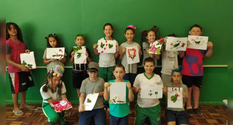 Uma das propostas feitas pelos alunos consistiu na coleta e utilização de flores e folhas em uma montagem que representasse a estação do ano