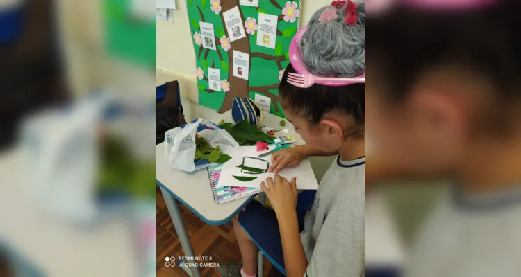 Uma das propostas feitas pelos alunos consistiu na coleta e utilização de flores e folhas em uma montagem que representasse a estação do ano