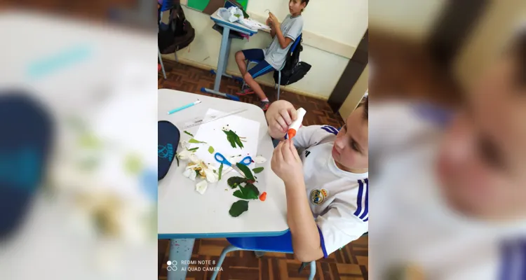 Uma das propostas feitas pelos alunos consistiu na coleta e utilização de flores e folhas em uma montagem que representasse a estação do ano