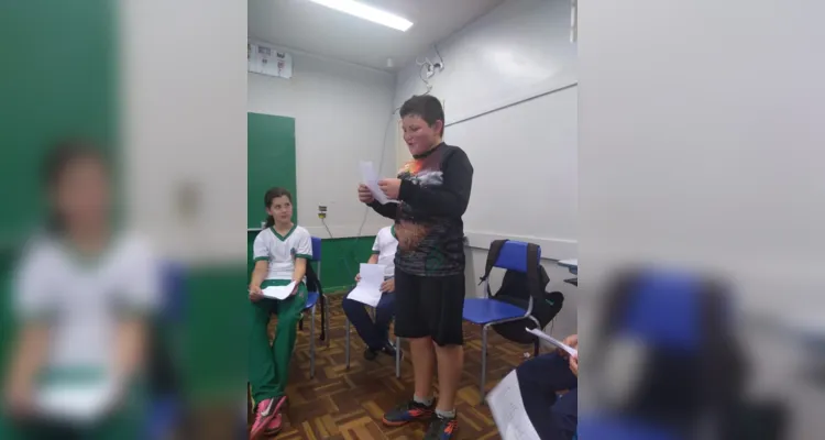 Uma das propostas realizadas pelos alunos consistiu em pesquisas e posterior leitura, em sala, de poemas escolhidos por eles