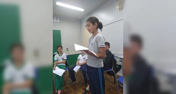 Uma das propostas realizadas pelos alunos consistiu em pesquisas e posterior leitura, em sala, de poemas escolhidos por eles