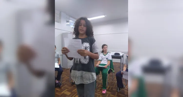 Uma das propostas realizadas pelos alunos consistiu em pesquisas e posterior leitura, em sala, de poemas escolhidos por eles