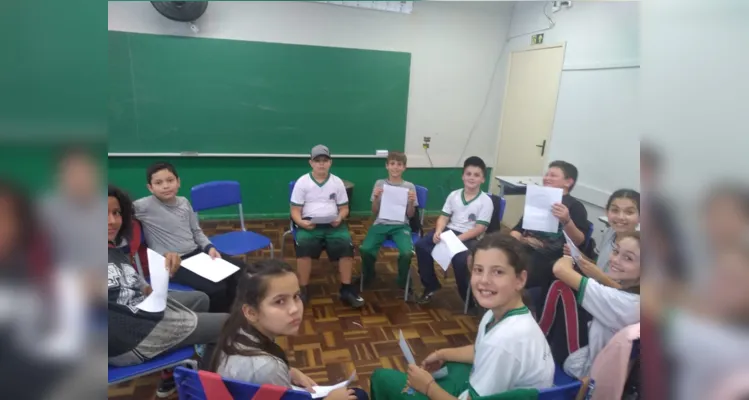 Uma das propostas realizadas pelos alunos consistiu em pesquisas e posterior leitura, em sala, de poemas escolhidos por eles