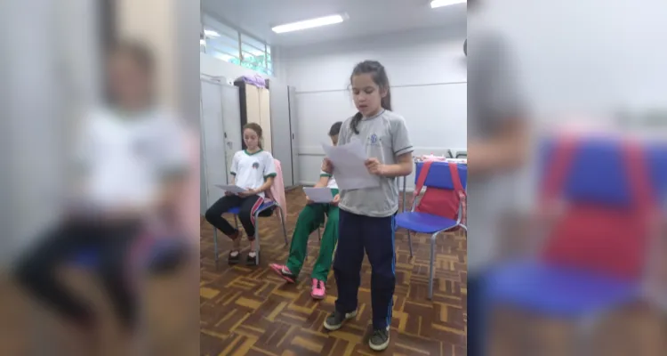 Uma das propostas realizadas pelos alunos consistiu em pesquisas e posterior leitura, em sala, de poemas escolhidos por eles