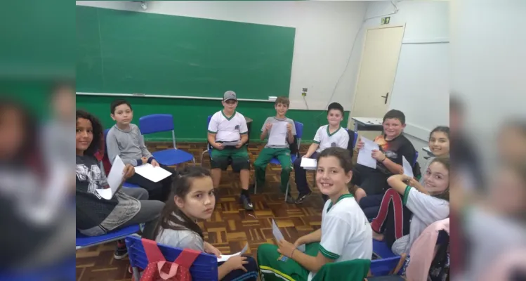 Uma das propostas realizadas pelos alunos consistiu em pesquisas e posterior leitura, em sala, de poemas escolhidos por eles