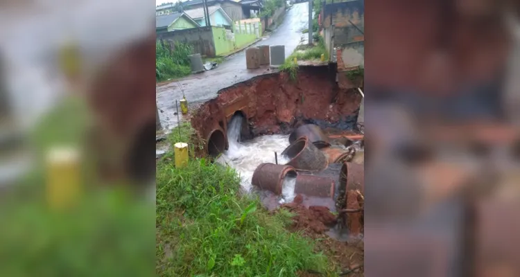 Excesso de água faz asfalto ceder e derruba parte de muro de casa