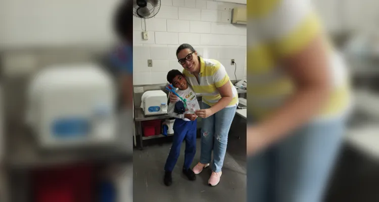 Através dos estudos sobre o tema, os alunos presentearam cada membro da equipe escolar com cartões e uma flor  