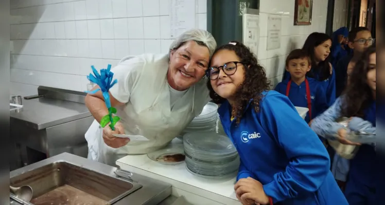 Através dos estudos sobre o tema, os alunos presentearam cada membro da equipe escolar com cartões e uma flor  