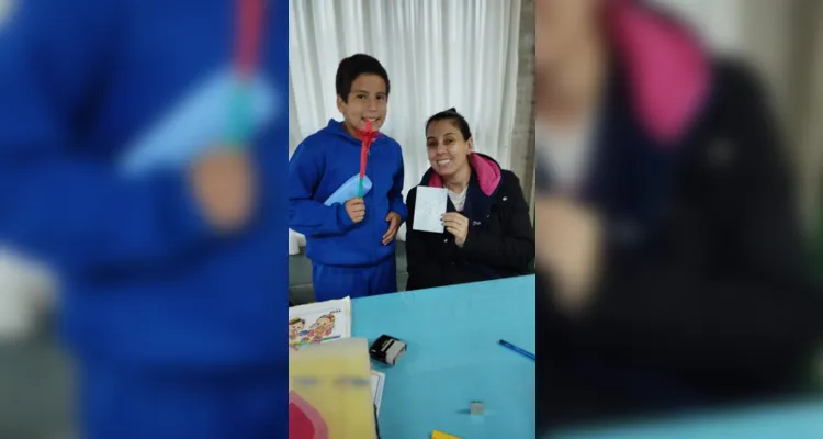 Através dos estudos sobre o tema, os alunos presentearam cada membro da equipe escolar com cartões e uma flor  