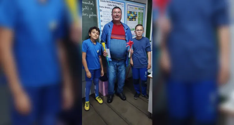 Através dos estudos sobre o tema, os alunos presentearam cada membro da equipe escolar com cartões e uma flor  