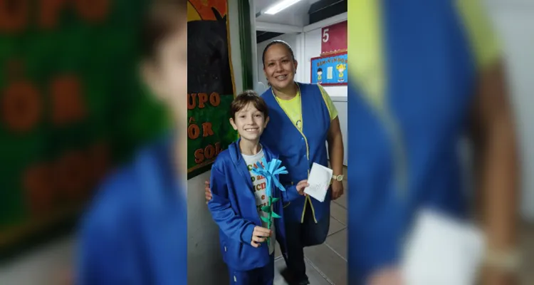 Através dos estudos sobre o tema, os alunos presentearam cada membro da equipe escolar com cartões e uma flor  