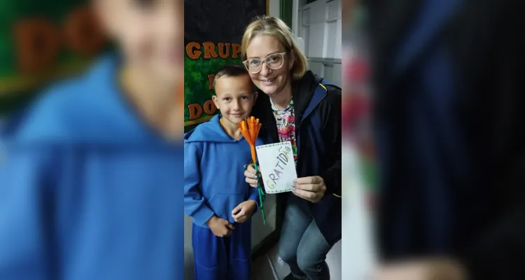 Através dos estudos sobre o tema, os alunos presentearam cada membro da equipe escolar com cartões e uma flor  