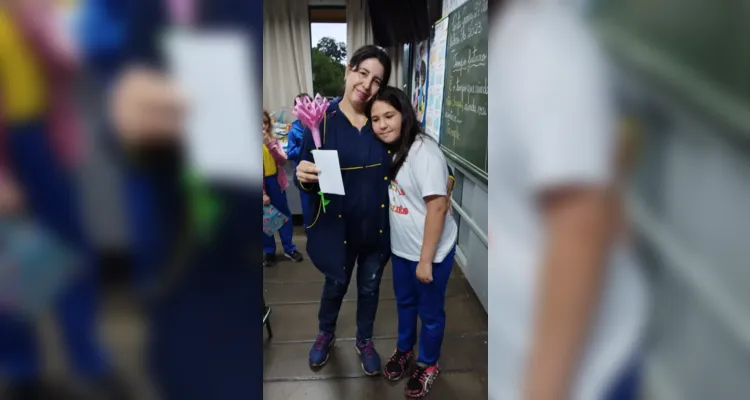 Através dos estudos sobre o tema, os alunos presentearam cada membro da equipe escolar com cartões e uma flor  