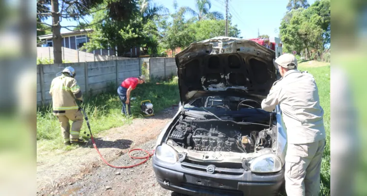 Chamas destruíram especialmente a parte frontal do Chevrolet Corsa