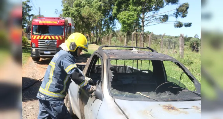 Chamas destruíram especialmente a parte frontal do Chevrolet Corsa