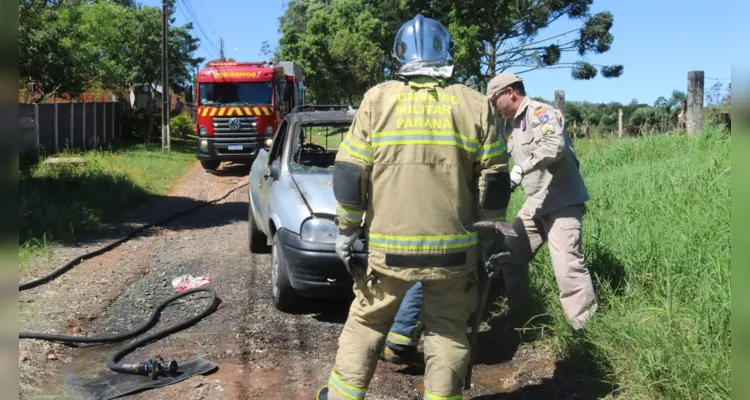 Chamas destruíram especialmente a parte frontal do Chevrolet Corsa