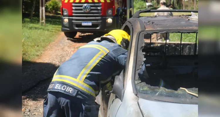 Chamas destruíram especialmente a parte frontal do Chevrolet Corsa