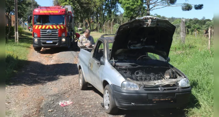 Chamas destruíram especialmente a parte frontal do Chevrolet Corsa