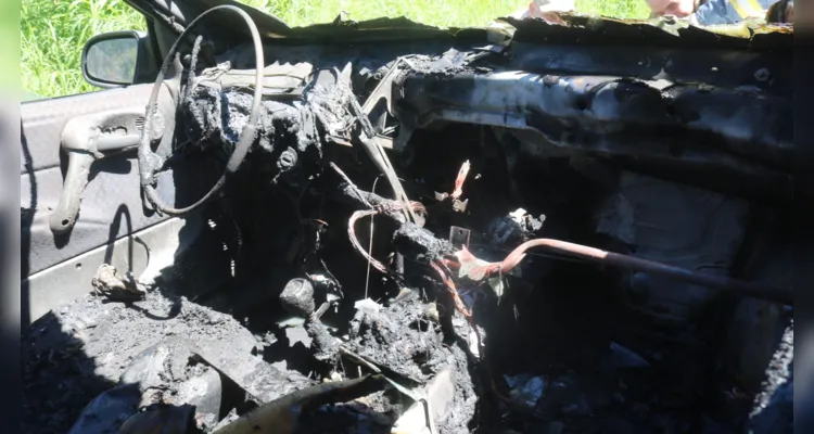 Chamas destruíram especialmente a parte frontal do Chevrolet Corsa