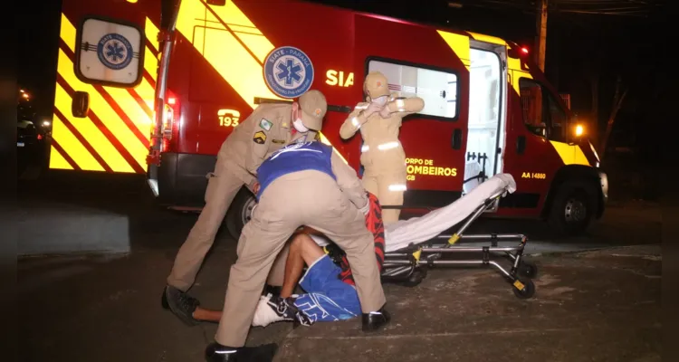 Jovem de 18 anos cai em buraco na rua e vai parar em hospital de PG