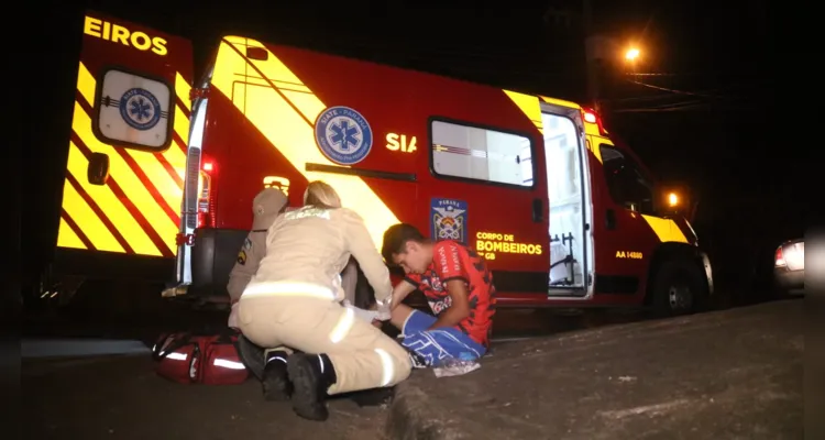 Jovem de 18 anos cai em buraco na rua e vai parar em hospital de PG