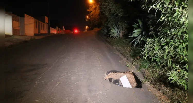 Jovem de 18 anos cai em buraco na rua e vai parar em hospital de PG