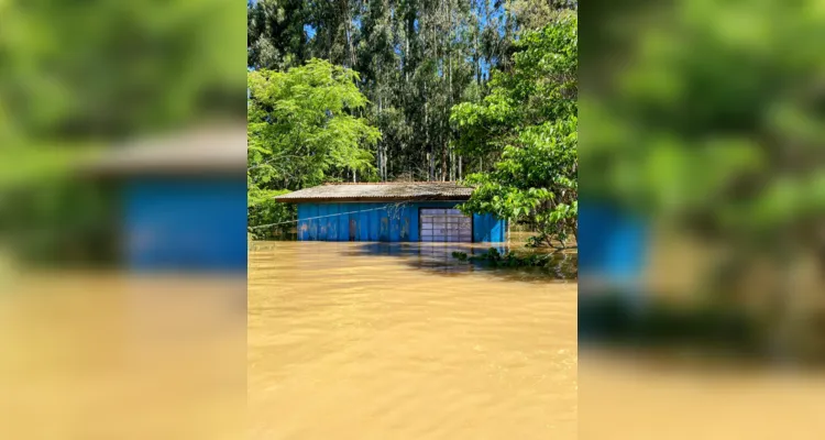 Água subiu e alagou completamente três casas - duas ficaram parcialmente alagadas