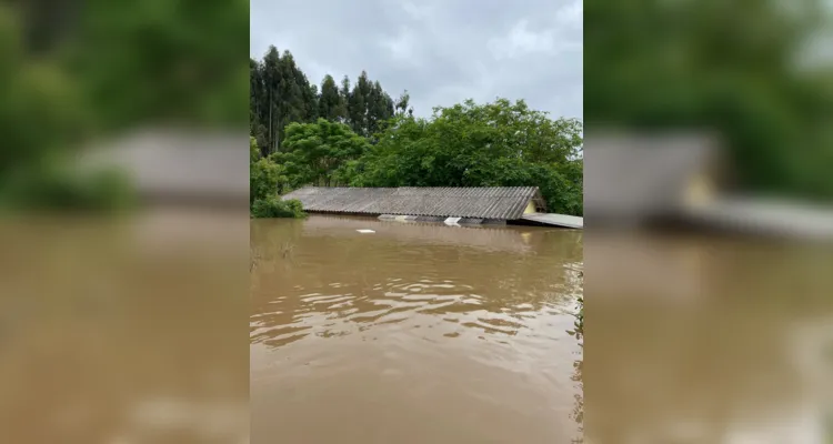 Água subiu e alagou completamente três casas - duas ficaram parcialmente alagadas