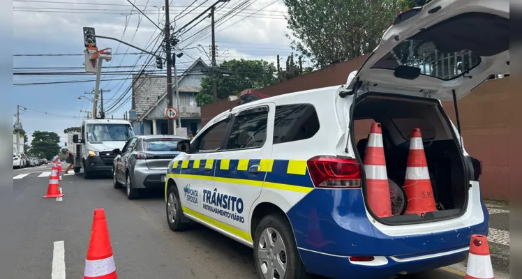 Equipes trabalham na mudança de sentido em ruas da Vila Estrela