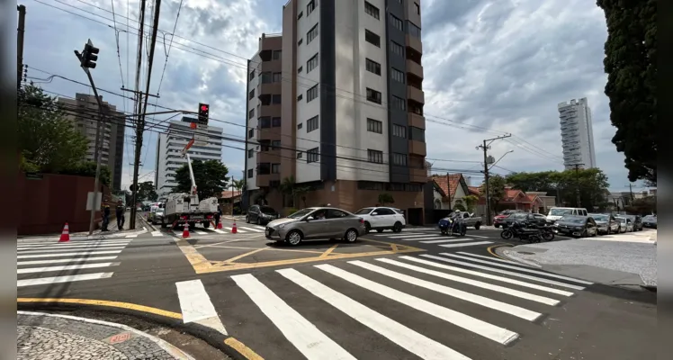 Equipes trabalham na mudança de sentido em ruas da Vila Estrela