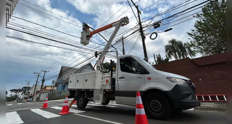 Equipes trabalham na mudança de sentido em ruas da Vila Estrela