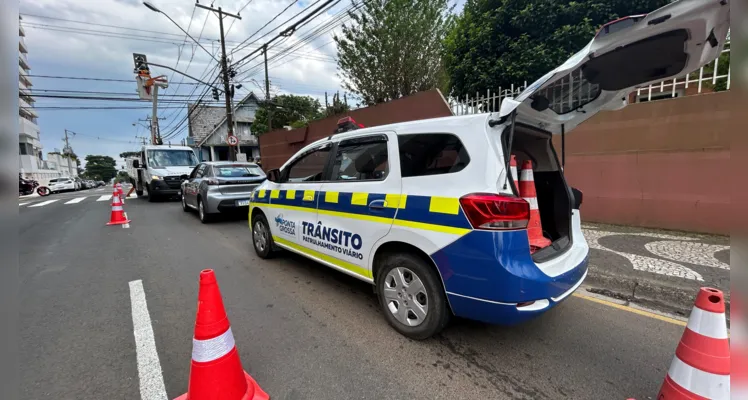 Equipes trabalham na mudança de sentido em ruas da Vila Estrela