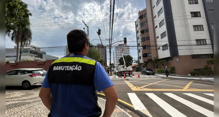 Equipes trabalham na mudança de sentido em ruas da Vila Estrela