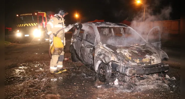 Carro foi completamente tomado pelas chamas