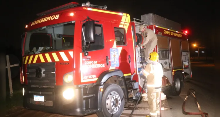 Carro foi completamente tomado pelas chamas