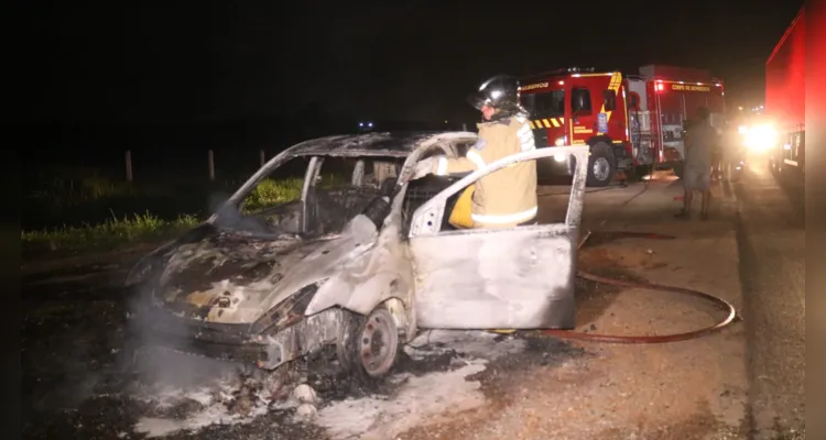 Carro foi completamente tomado pelas chamas