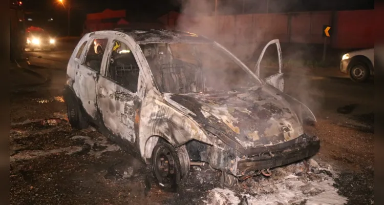 Carro foi completamente tomado pelas chamas