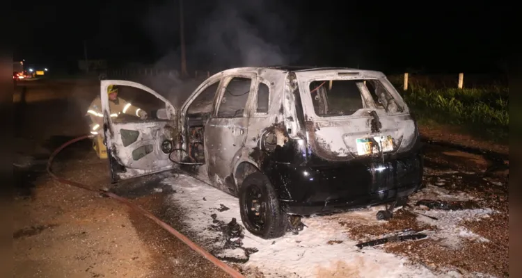 Carro foi completamente tomado pelas chamas