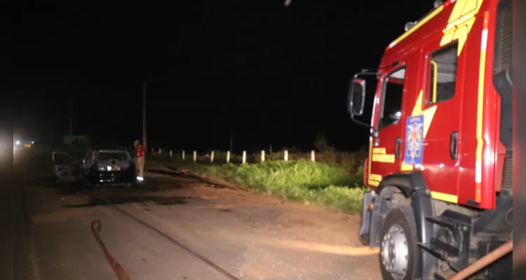 Carro foi completamente tomado pelas chamas