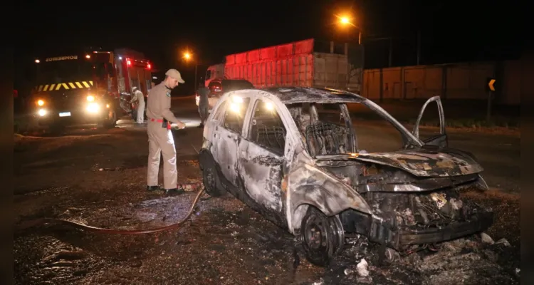 Carro foi completamente tomado pelas chamas