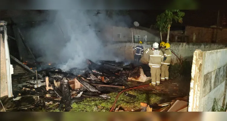 Residência acabou tomada pelas chamas