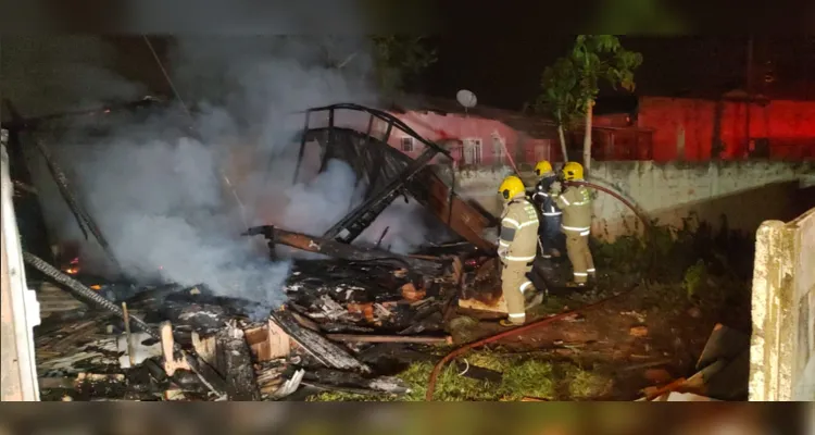 Residência acabou tomada pelas chamas