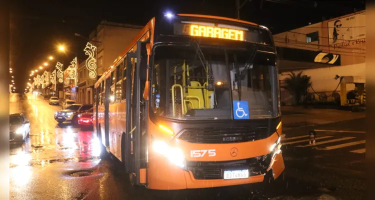 Carro e ônibus se envolvem em acidente na esquina do Terminal