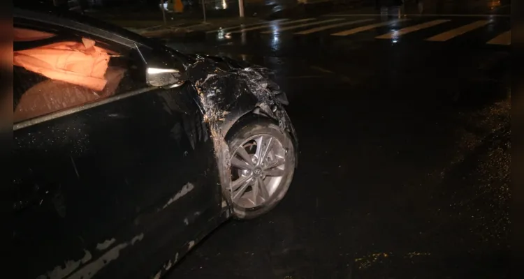 Carro e ônibus se envolvem em acidente na esquina do Terminal