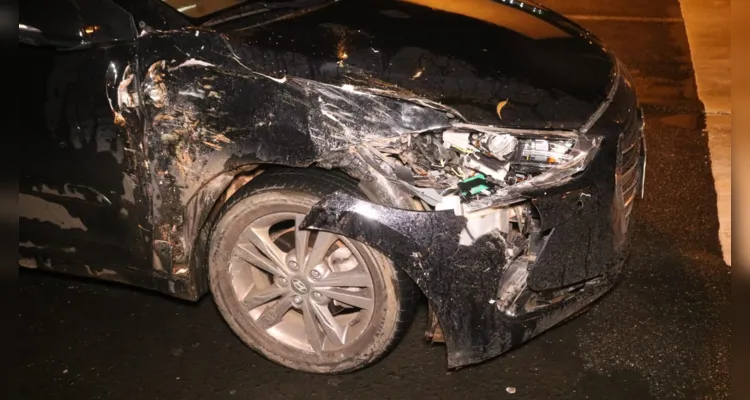 Carro e ônibus se envolvem em acidente na esquina do Terminal